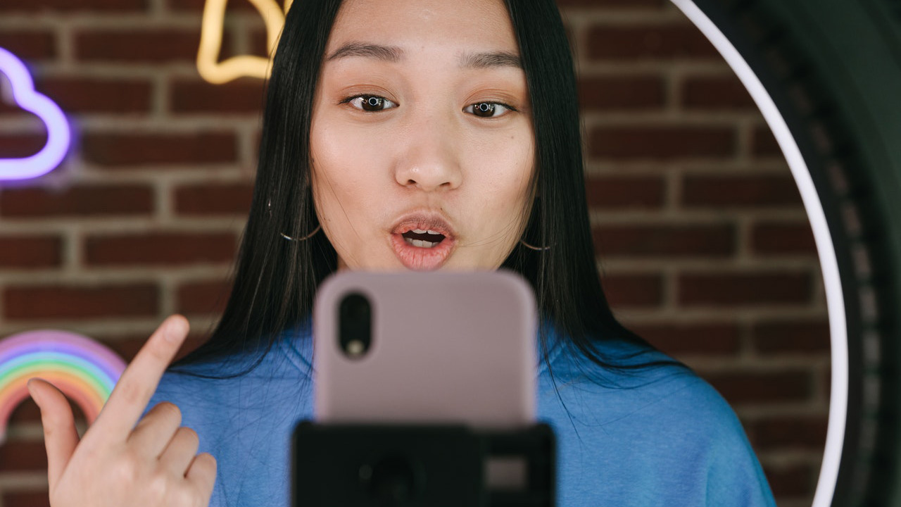 TikTok influencer marketing a business on TikTok